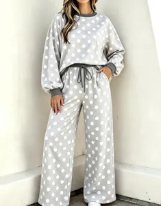Gedetailleerd overzicht grijs dames stippen lounge set, trui met lange mouw en broek.