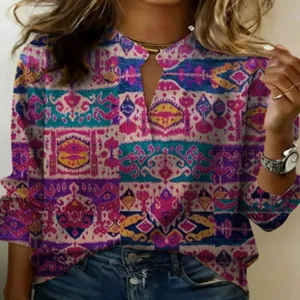 Close-up van dames V-hals langdurige blouse met levendige etnische print voor dagelijks gebruik.