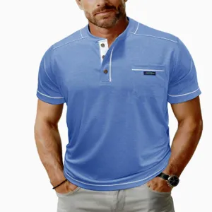 Vista dettagliata della maglietta Henley da uomo a maniche corte con elegante profilo bianco.
