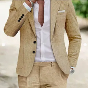Vue rapprochée de la veste de costume en lin kaki pour homme et pantalon assorti.