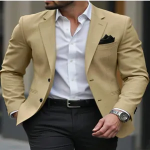 Vue détaillée du blazer décontracté pour homme en kaki avec revers élégant et poche-pochette.