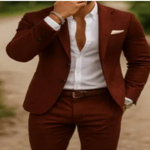 Vue de détail du costume décontracté slim pour homme, blazer et pantalon rouille.
