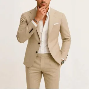 Costume beige homme deux pièces, blazer et pantalon élégants vue de détail classique.