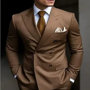 Vue rapprochée d'un élégant costume croisé marron pour homme avec chemise et cravate assortie.