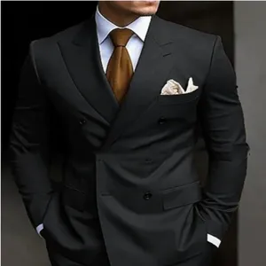 Elégant costume croise homme veste blazer formelle d'affaires avec cravate et pochette.
