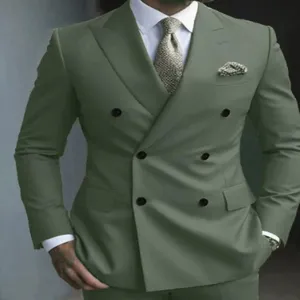 Détail de costume olive à double boutonnage pour homme, style élégant et formel.