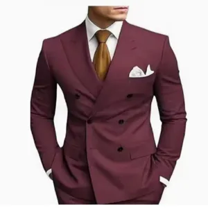 Détail de veste de costume marron double boutonnage pour homme avec coupe ajustée.