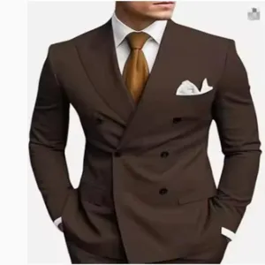 Vue de detail du costume croise marron pour homme, revers elegant et pochette chic.