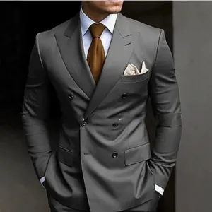 Costume croisé gris pour homme avec chemise blanche et cravate marron pour tenue de travail formelle.