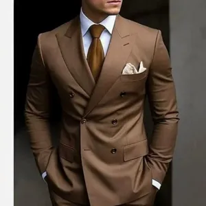 Ensemble costume marron croisé pour homme avec cravate et pochette pour événements formels.