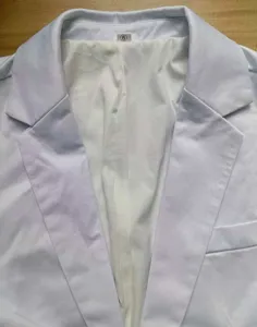 Dettaglio giacca da abito bianca da uomo, colletto con risvolto classico, business.