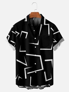 Primo piano dettagliato della camicia nera che mostra il motivo geometrico bianco astratto.