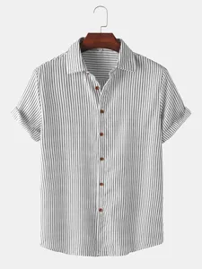 Camicia casual a maniche corte da uomo con righe verticali bianche e nere e colletto classico.