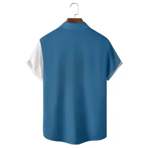Vista detallada de camisa de manga corta para hombre en color azul y blanco con botones.