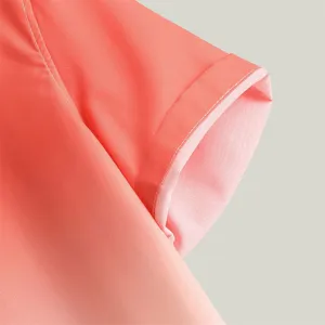 Primo piano ravvicinato sul dettaglio del polsino della camicia sfumata a maniche corte.