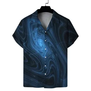 Detailaufnahme des blauen 3D-Strudel-Abstrakt-Druckstoffes auf dem Herren-Kurzarmhemd.