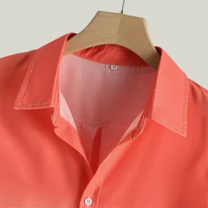 Dettaglio in primo piano del colletto e delle cuciture bianche della camicia da uomo.