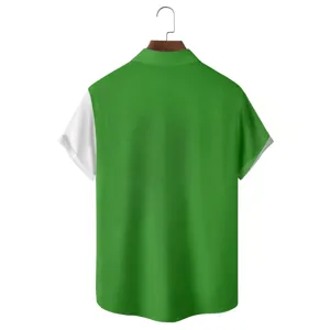 Vista detallada del diseño trasero de esta camisa informal de manga corta para hombre.