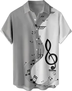 Detalle de camisa de manga corta para hombre con notas musicales negras y elegante degradado.