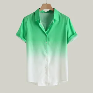 Camicia da uomo a maniche corte verde e bianca sfumata stile hawaiano con colletto.