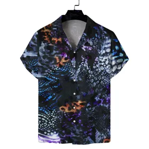 Detailansicht eines hawaiianischen Herrenkurzarmhemds mit abstraktem 3D-Druckmuster.