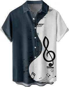 Primer plano de camisa de hombre manga corta con estampado de notas musicales.