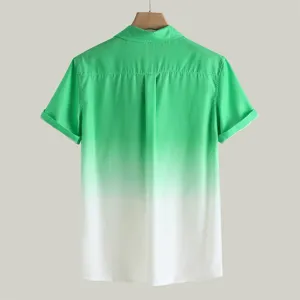 Dettaglio posteriore della camicia estiva a maniche corte sfumata verde in studio.