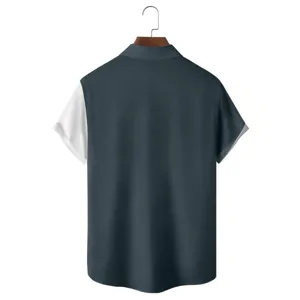 Vista detallada de la camisa de manga corta para hombre con mangas en contraste.