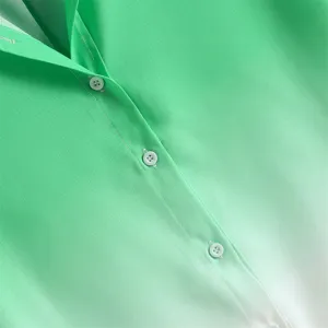Dettaglio della camicia casual da uomo sfumata, tessuto da spiaggia verde e bianco.