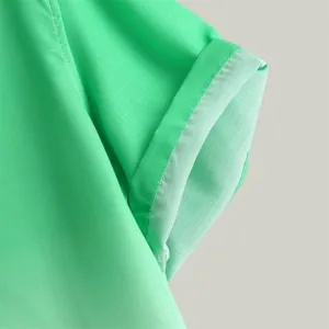 Dettaglio manica camicia casual sfumata verde da uomo, tessuto morbido e cuciture.