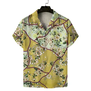 Detailansicht des sommerlichen Hawaiihemds mit Blumen-Print und kurzen Ärmeln und Knopfleiste.