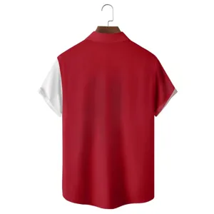 Vista detallada de la parte trasera de la camisa de manga corta roja y blanca con botones.