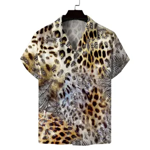 Nahaufnahme Detailansicht des Herren Sommer Kurzarmhemds mit 3D Leoparden und Spitzenmuster.
