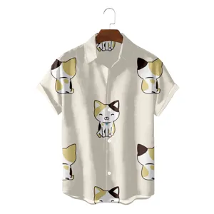 Gedetailleerd uitzicht van het korte casual hemd met schattig cartoon kattenprint patroon.