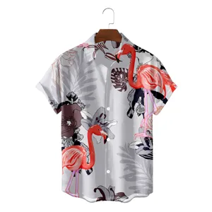 Detailopname van het Hawaiiaanse herenoverhemd met korte mouwen en tropische flamingo print.