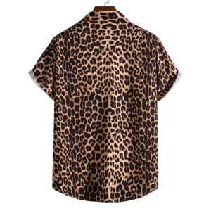 Vista detallada en primer plano de camisa casual para hombre con estampado leopardo clasico.