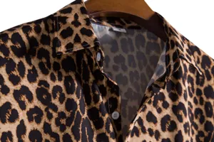 Vista detallada de camisa para hombre de manga corta con estampado de leopardo.