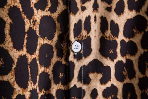 Primer plano de la tela de camisa de manga corta con estampado de leopardo para hombre.