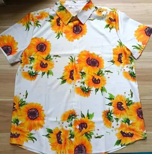 Detailansicht des sommerlichen Herren Kurzarmhemdes mit lebendigem Sonnenblumen 3D-Druck.