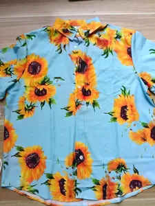 Detailansicht des lässigen Herren Kurzarmhemds mit lebendigem All-Over Sonnenblumenmuster.