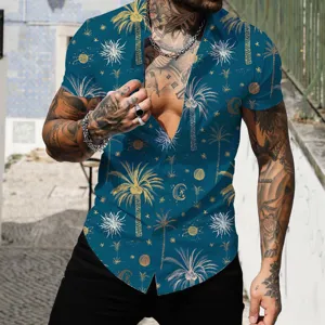 Detail chemise hawaienne homme manches courtes, imprime palmiers etoiles, vetement plage ete.