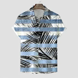 Detailansicht des lässigen Herren Sommershirts mit blauen Streifen und Palmblattmuster.