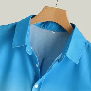 Camicia casual uomo blu sfumato dettaglio colletto mostra etichetta con taglia standard.