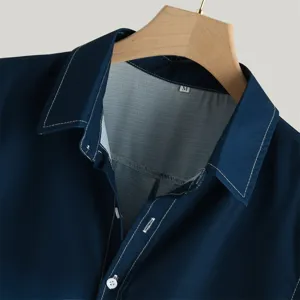 Primo piano sul colletto della camicia a maniche corte da uomo con cuciture a contrasto.