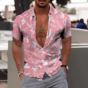 Vue détaillée de la chemise à manches courtes pour homme avec imprimé tropical rose.