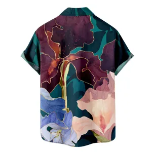 Détail arrière de chemise décontractée pour homme à manches courtes et imprimé floral.