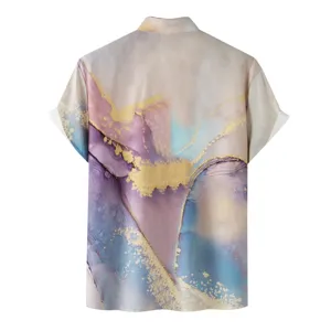 Vue de détail chemise homme manches courtes avec imprimé aquarelle abstrait pastel.
