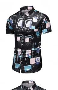 Detail des abstrakten Herren-Kurzarmhemds mit Blumenprint, schwarz mit blauem Muster.