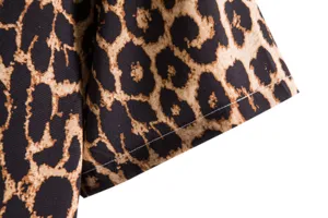 Detalle de primer plano puño camisa hombre estampado leopardo, clara textura tela digital.