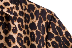 Primer plano detallado del tejido y costura de una camisa de leopardo para hombre de moda.